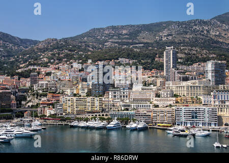 Vista La Condamine ward e Porto Ercole nel Principato di Monaco. Porto Ercole è il solo in acqua profonda porto di Monaco Foto Stock