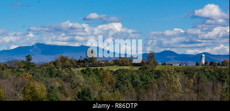 Panorama rurale del Vermont farm con il verde delle montagne sullo sfondo Foto Stock