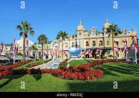 Vista del Casinò di Monte Carlo con giardino nel Principato di Monaco. Casinò di Monte Carlo è un gioco d'azzardo e di un complesso di intrattenimenti. Foto Stock