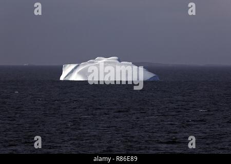 Grönland Disko Bucht: Rennboot oder UFO? Ein Eisberg Foto Stock