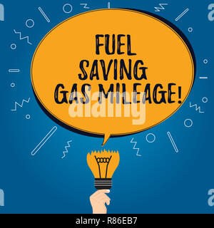 Testo della scrittura il risparmio di carburante distanza in miglia del gas. Concetto significato spendendo meno soldi a spese del veicolo gas vuoto Risparmio colore ovale discorso bolla al di sopra di un Foto Stock