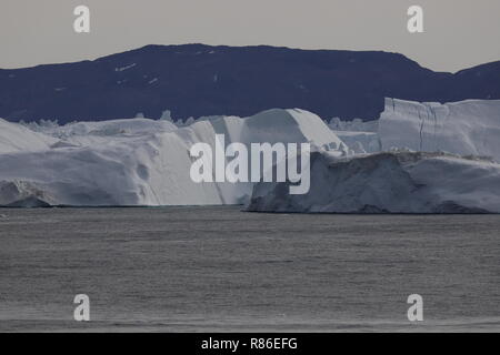 Grönland Disko Bucht: zerklüftete Eisberge vor Ilulissat Foto Stock