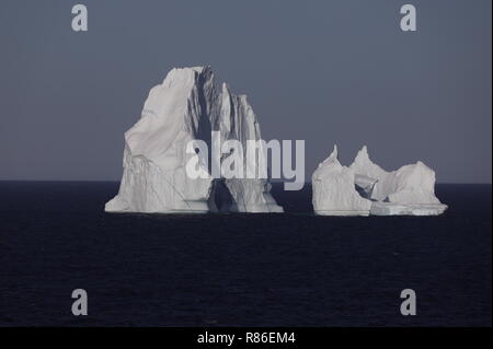 Zwei Eisberge von der Disko-Bucht zum Nordatlantik Foto Stock