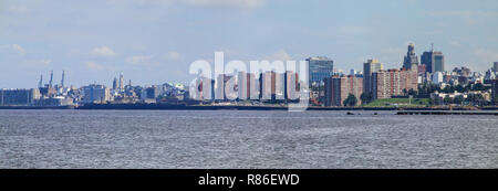 Panorama dello skyline lungo la riva del Rio de la Plata a Montevideo, Uruguay. Montevideo è la capitale e la città più grande dell'Uruguay Foto Stock