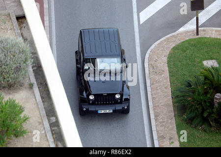 Montecarlo, Monaco - 5 Ottobre 2018 : Vista aerea di un bel nero Jeep Wrangler 4X4 (Vista dall'alto) la guida sul Boulevard du Larvotto nel Principato di Monaco, F Foto Stock