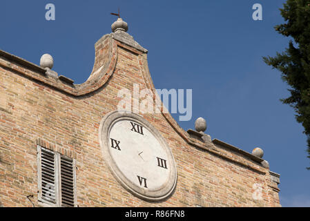 Il Sundial,Urbino,Marche ,l'Italia,l'Europa.Sun dial su edificio.Meridiana di Palazzo dellOrologio. Foto Stock