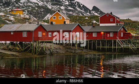 Rosso case di pescatori vicino a Reine nelle isole Lofoten. Foto Stock