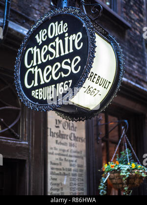 Ye Olde Cheshire Cheese - segno al di fuori del pub di Fleet Street, Londra centrale, ricostruita nel 1667 dopo il Grande Incendio di Londra Foto Stock