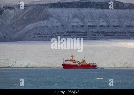 RRS Ernest Shackleton nel passaggio a Nord Ovest 2016 Foto Stock