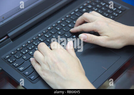 Close-up di alcune mani di qualcuno digita sulla tastiera di un computer portatile personal computer di tipo Foto Stock