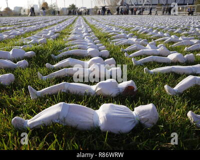 Schermi della Somme, omaggio alle vittime della Prima Guerra Mondiale, artista Rob sentito nel Queen Elizabeth Park, Stratford, Londra Foto Stock