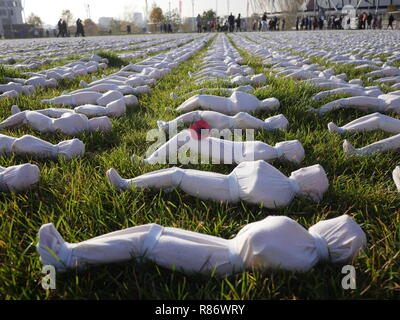 Schermi della Somme, omaggio alle vittime della Prima Guerra Mondiale, artista Rob sentito nel Queen Elizabeth Park, Stratford, Londra Foto Stock