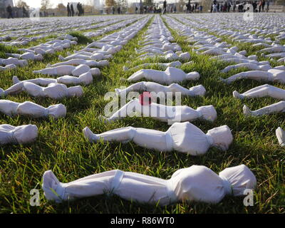 Schermi della Somme, omaggio alle vittime della Prima Guerra Mondiale, artista Rob sentito nel Queen Elizabeth Park, Stratford, Londra Foto Stock