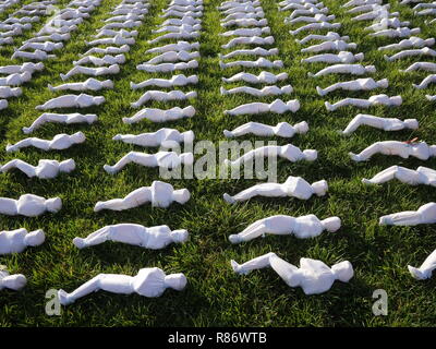 Schermi della Somme, omaggio alle vittime della Prima Guerra Mondiale, artista Rob sentito nel Queen Elizabeth Park, Stratford, Londra Foto Stock