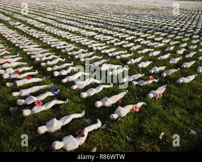 Schermi della Somme, omaggio alle vittime della Prima Guerra Mondiale, artista Rob sentito nel Queen Elizabeth Park, Stratford, Londra Foto Stock