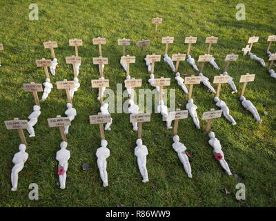 Schermi della Somme, omaggio alle vittime della Prima Guerra Mondiale, artista Rob sentito nel Queen Elizabeth Park, Stratford, Londra Foto Stock