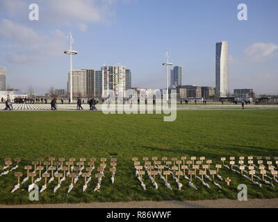 Schermi della Somme, omaggio alle vittime della Prima Guerra Mondiale, artista Rob sentito nel Queen Elizabeth Park, Stratford, Londra Foto Stock