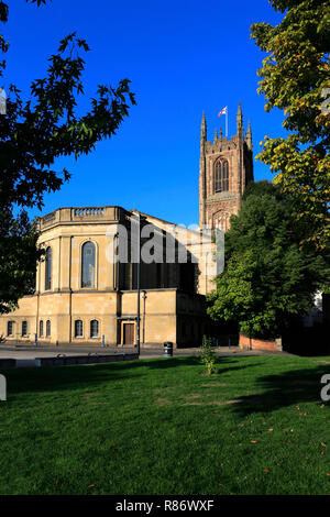 Sud vista di Derby Cathedral Chiesa di Tutti i Santi, Cathedral Quarter, Derby City Centre, Derbyshire, England, Regno Unito Foto Stock