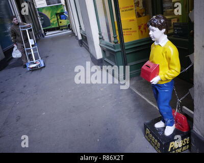 Si prega di aiutare i non vedenti charity box con il modello del giovane ragazzo Foto Stock