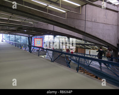 "Centro Cultural Sao Paulo (CCSP)' vista interna, moderno centro culturale con gallerie, teatri, biblioteca, giardini e tetto a prato, SP Brasile Foto Stock