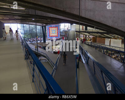 "Centro Cultural Sao Paulo (CCSP)' vista interna, moderno centro culturale con gallerie, teatri, biblioteca, giardini e tetto a prato, SP Brasile Foto Stock