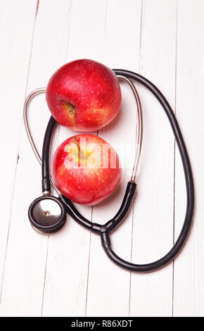 Medical stetoscopio e red Apple su un tavolo bianco Foto Stock