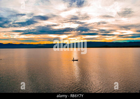 Tramonto Dorato a Kande Beach, il Lago Malawi Malawi Foto Stock