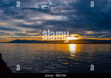 Tramonto Dorato a Kande Beach, il Lago Malawi Malawi Foto Stock