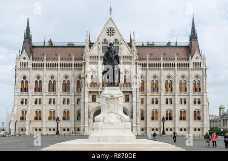 Conte Gyula Andrássy monumento davanti al parlamento ungherese edificio, Budapest, Ungheria Foto Stock