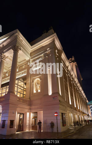 La facciata anteriore e ingresso al Royal Opera House Covent Garden di Londra di notte. Foto Stock