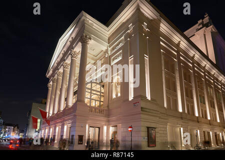 La facciata anteriore e ingresso al Royal Opera House Covent Garden di Londra di notte. Foto Stock