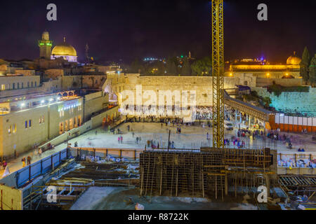 Gerusalemme, Israele - 09 dicembre 2018: il Muro Occidentale affollate di Hanukkah Holiday preghiere e Moschea di Al-Aqsa in background. Gerusalemme, Israele Foto Stock