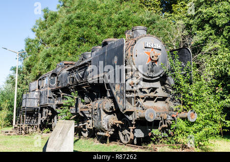 Vecchio treno sovietico con una stella rossa in treno Istvantelek cantiere, Budapest, Ungheria Foto Stock