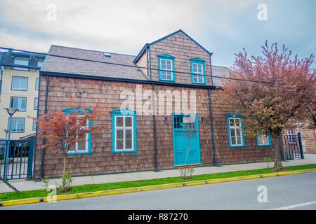 PUERTO VARAS, Cile, Settembre 23, 2018: Outdoor vista della vecchia casa in legno edificio, con alcuni alberi di fronte, si trova in Puerto Varas in Cile Foto Stock