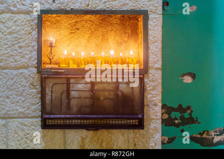 Il Menorah tradizionale (Hanukkah lampada), con olio di oliva candele, nel quartiere ebraico di Gerusalemme vecchia città, Israele Foto Stock