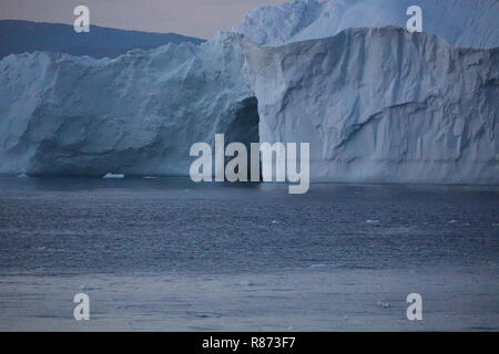 Ilulissat Tourist Nature Eisberge am Abend Dieser Koloss zeigt beim Passieren ein Gletschertor. Foto Stock