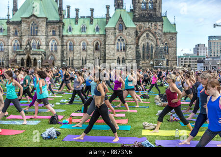 Ottawa, Canada - 8 Settembre 2017 - un grande gruppo di persone facendo una libera aria aperta yoga classe a Ottawa nel davanti del parlament in Canada Foto Stock