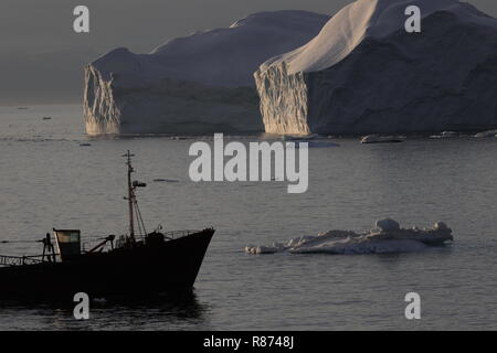 Ilulissat Tourist Nature Eisberge am Abend: Der Sandsauger 'MS' Holmi strebt dem Hafen in Ilulissat zu. Foto Stock