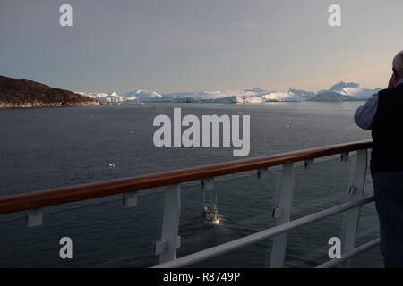 Ilulissat Eisberge: Blick vom Sonnendeck eines Kreizfahrtschiffes auf die hinreißende Kulisse der Eisberge, Foto Stock