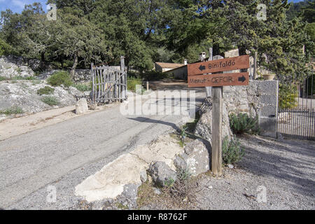 LLUC, MALLORCA, Spagna - 3 dicembre 2018: Cartello stradale Binifaldo e Menut - CEFOR su una strada di ghiaia su dicembre 3, 2018 in Lluc, Mallorca, Spagna. Foto Stock