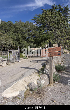 LLUC, MALLORCA, Spagna - 3 dicembre 2018: Cartello stradale Binifaldo e Menut - CEFOR su una strada di ghiaia su dicembre 3, 2018 in Lluc, Mallorca, Spagna. Foto Stock