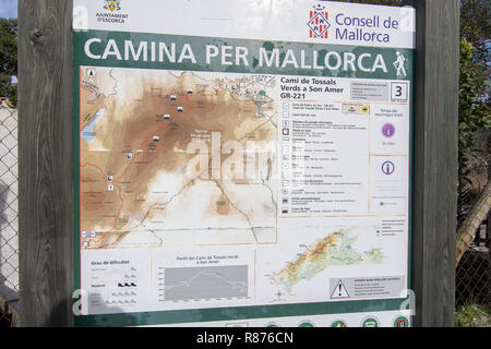 LLUC, MALLORCA, Spagna - 3 dicembre 2018: Outdoor mappa su percorsi a piedi nei pressi di Lluc su dicembre 3, 2018 in Lluc, Mallorca, Spagna. Foto Stock