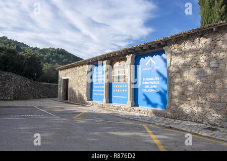 LLUC, MALLORCA, Spagna - 3 dicembre 2018: spazio parcheggio con annunci pubblicitari in blu su dicembre 3, 2018 in Lluc, Mallorca, Spagna. Foto Stock