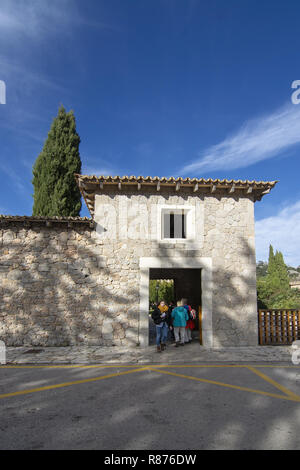 LLUC, MALLORCA, Spagna - 3 dicembre 2018: ingresso al monastero area con visitatori provenienti e andando su dicembre 3, 2018 in Lluc, Mallorca, Spagna. Foto Stock