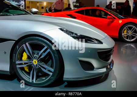 Francoforte - SEP 2017: argento Ferrari Portofino auto sportiva su premiere IAA Frankfurt Motor Show 2017. La parte anteriore e la ruota di close-up Foto Stock