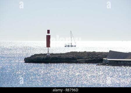 In barca a vela e pier con ingresso su una luminosa giornata di sole in dicembre a Mallorca, Spagna. Foto Stock