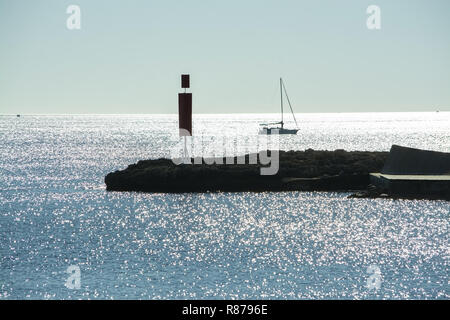 In barca a vela e pier con ingresso su una luminosa giornata di sole in dicembre a Mallorca, Spagna. Foto Stock