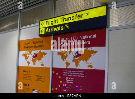 Passeggeri trasferimenti di volo, fast track e segno Arrivi Aeroporto di Manchester, Manchester, Inghilterra, Regno Unito Foto Stock