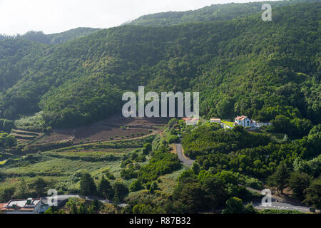 Vista della valle verde. Tenerife. Isole Canarie. Spagna. Vista dal ponte di osservazione - Mirador De Jardina. Foto Stock