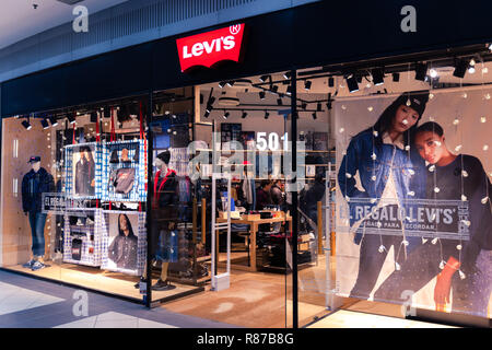 Valencia, Spagna- Dicembre 13, 2018: Levi's store nella Big city shopping mall Aqua. Decorazione di natale. Scrivere in spagnolo. Foto Stock